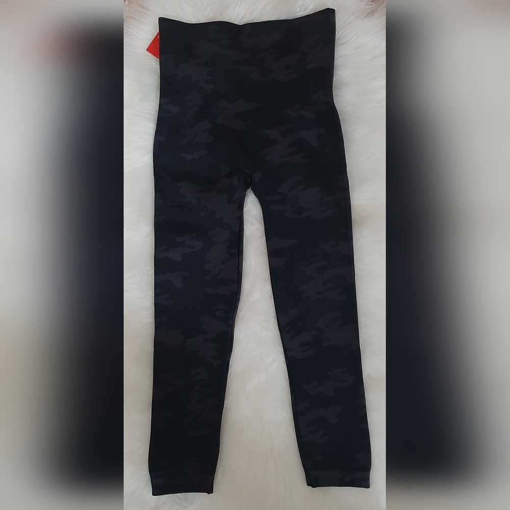 NWT SPANX Look At Me Now Seamless Shaping Cropped Camo Leggings - Picture 7 of 10